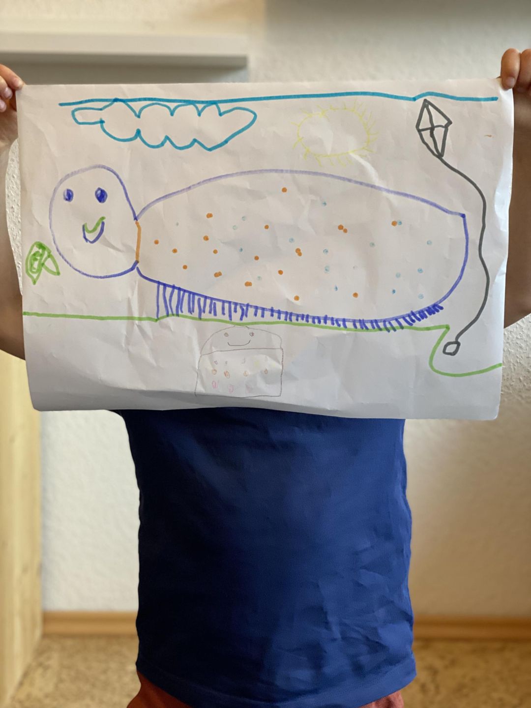 Kind malt Bild mit Stiften