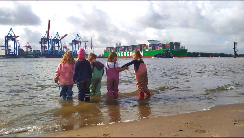 Krippenkinder beim Ausflug zum Elbstrand in Altona