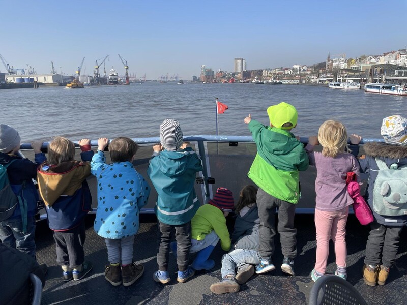Kita Kinder fahren auf der Fähre über die Elbe