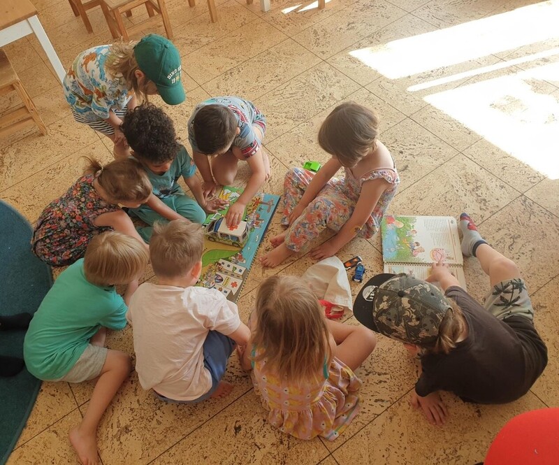 Paedagogin begleitet Kinder beim Freispiel in der Gruppe der Kita Kuestenkinder