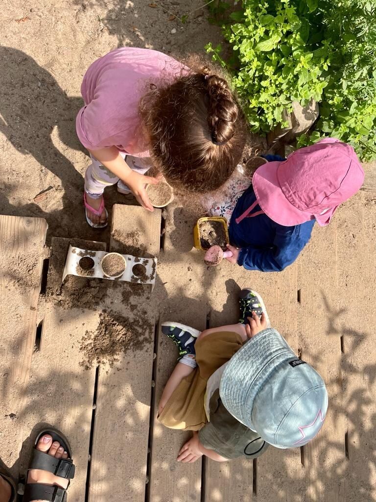 Kinder spielen draussen mit Freunden