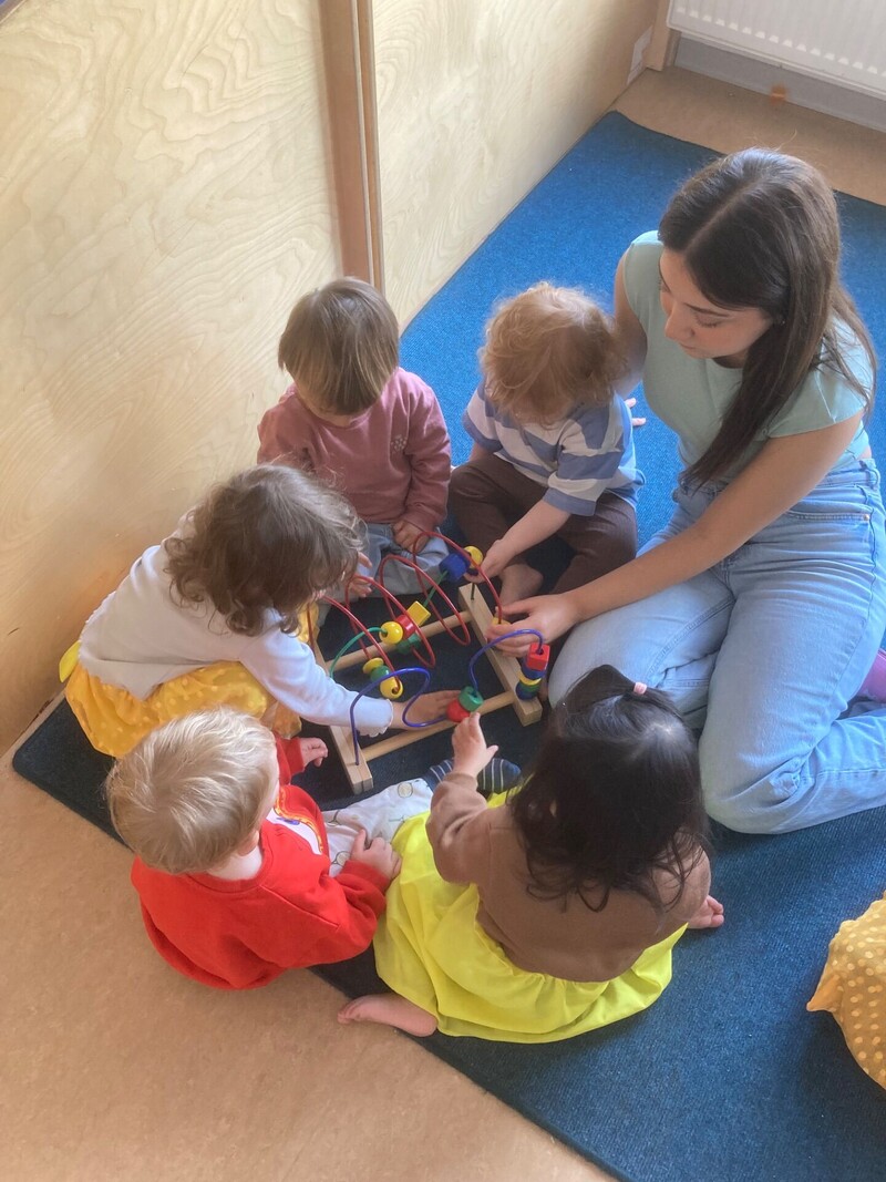 Kinder spielen in der Kita in Altona